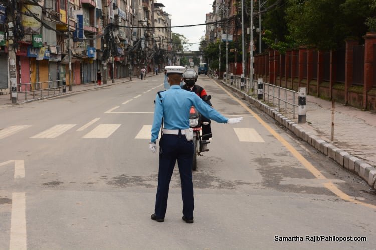 निषेधाज्ञामा बैंकका कर्मचारी बाटोमै रोकिए