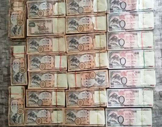 प्रहरीलाई देखेपछि १६ लाख रुपैयाँ फालेर एक जना फरार