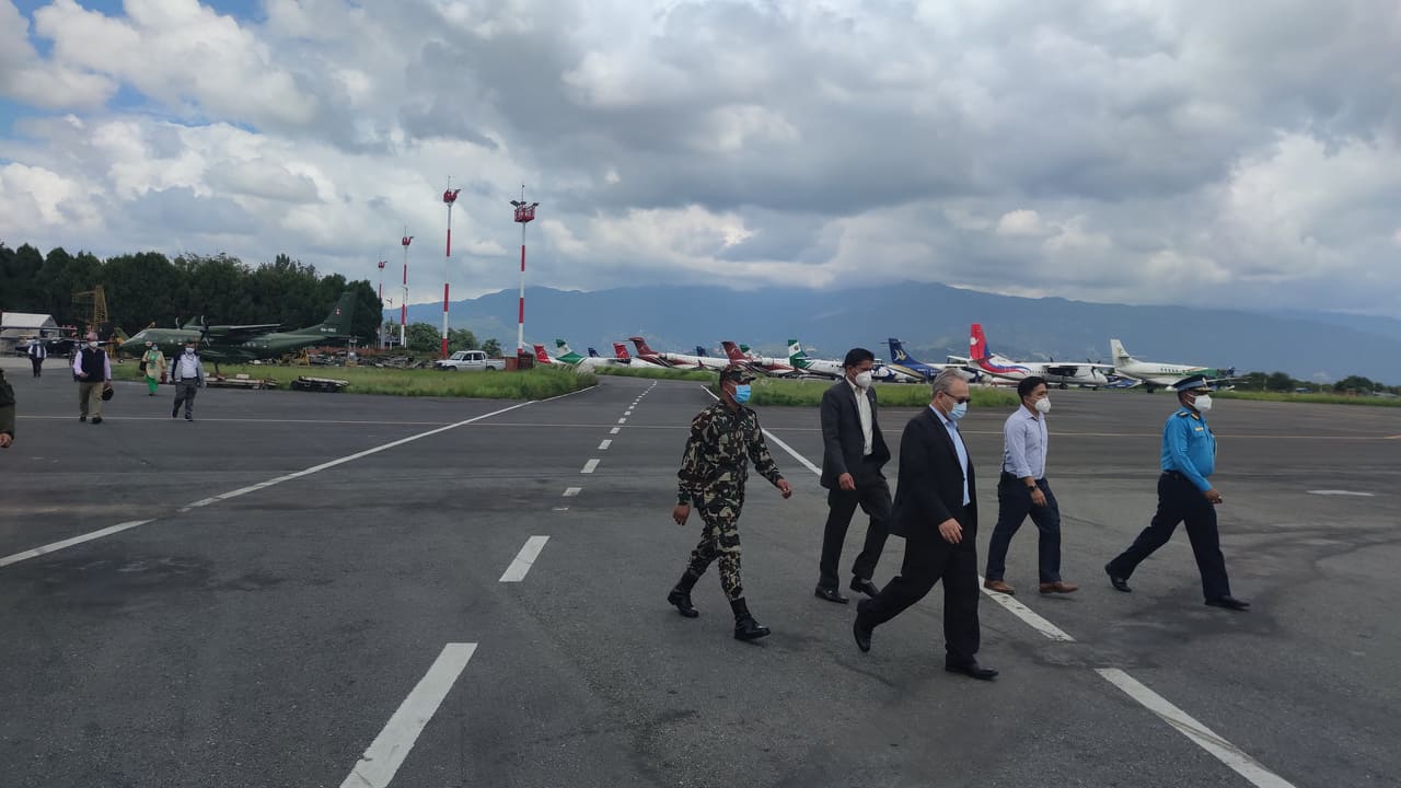 गृहमन्त्री थापा राहत सामाग्री लिएर सेनाको हेलिकप्टरबाट बाग्लुङतिर