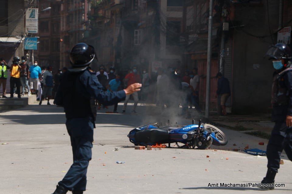 पुल्चोकमा प्रहरीको मोटरसाइकलमा आन्दोलनकारीको आगो