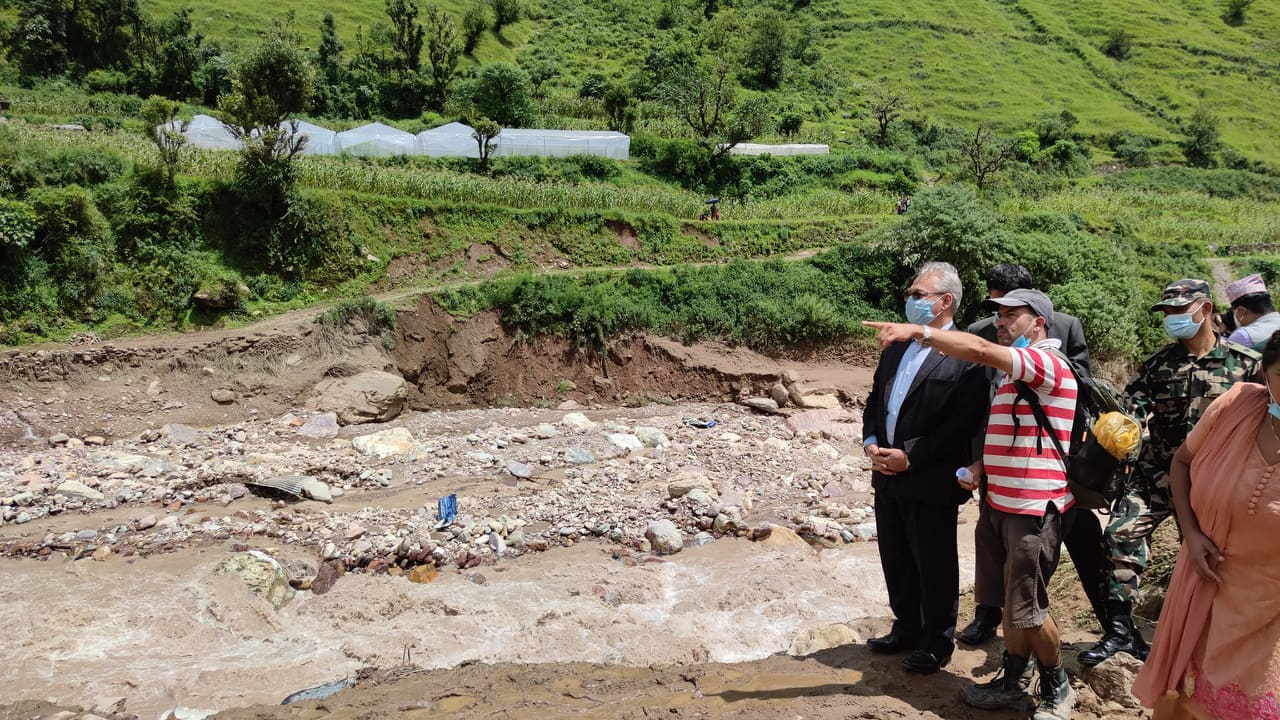 राहत सामाग्री लिएर गृहमन्त्री थापा पुगे ढोरपाटन