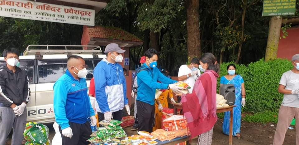 ‘हुनेले दिउँ, नहुनेले लिएर जाउँ’मा खेलाडी संघको सहयोग