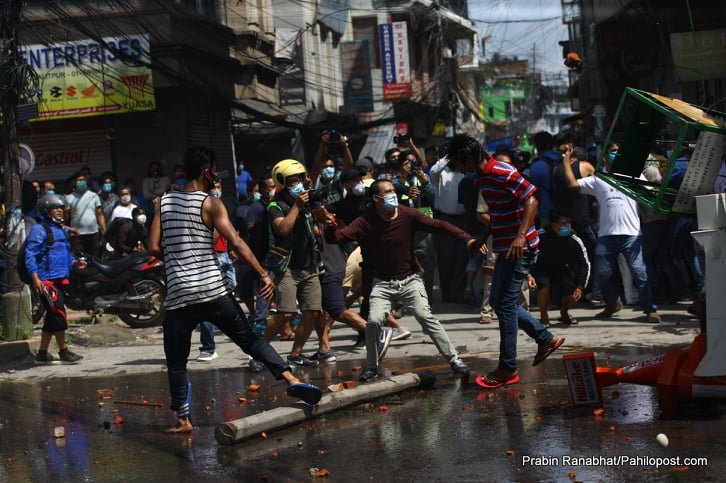 हेर्नुस् रातो मछिन्द्रनाथको सामुन्ने रणमैदानमा परिणत भएको पुल्चोकको सडक 