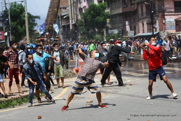पुल्चोकमा प्रहरीले हान्यो अश्रु ग्यास, रथ तान्ने र सुरक्षाकर्मीबीच भिडन्त
