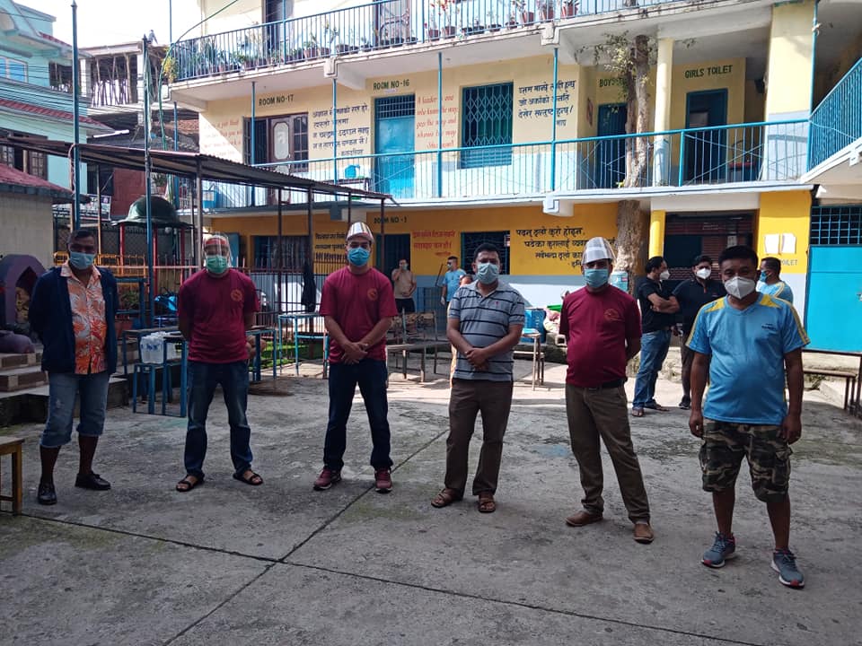 संकटमा रगत अभावसँग जुँध्न हातेमालो र मासिक सय अभियान समूहले गर्‍यो रक्तदान कार्यक्रम