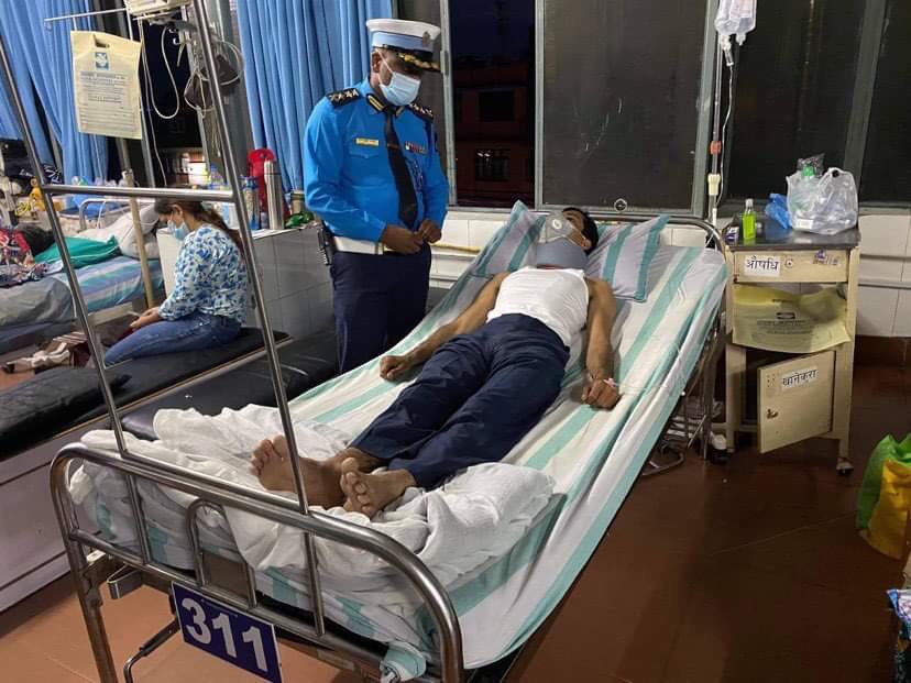 पुल्चोकमा प्रदर्शनकारीबाट कुटिएका ट्राफिक जवानले एसएसपीसँग भने, 'धन्न बाँचेँ, 'प्रहरी एकछिन् ढिला आएको भए मार्थे'