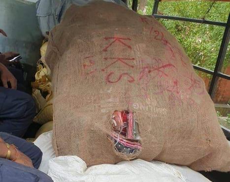 भारतबाट तस्करी गरी ल्याइएका सामान प्रहरीले लियो नियन्त्रणमा