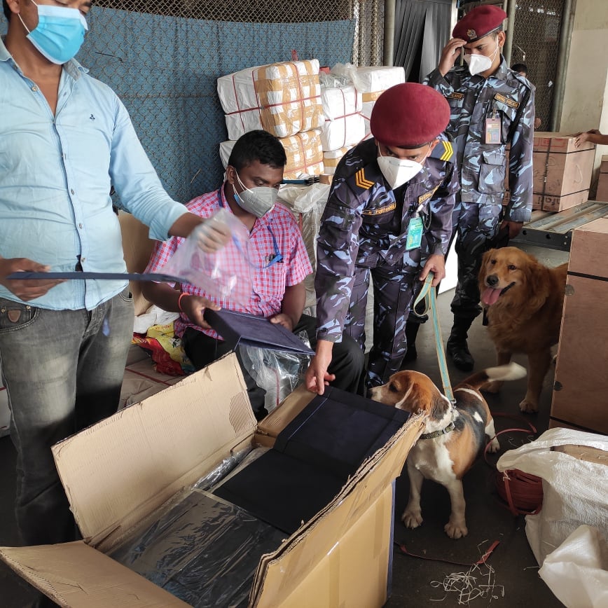 एयरपोर्टमा यसरी खोज्दैछ प्रहरीको कुकुरले लागूऔषध