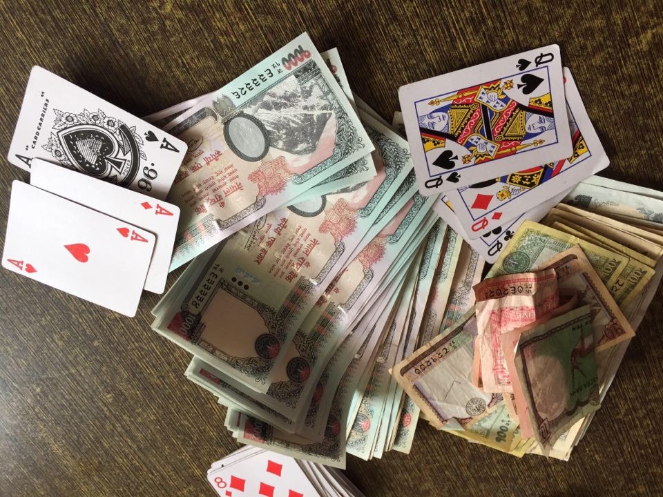 रिसोर्टमा निषेधाज्ञाको समयमा तास खेल्ने समातिए