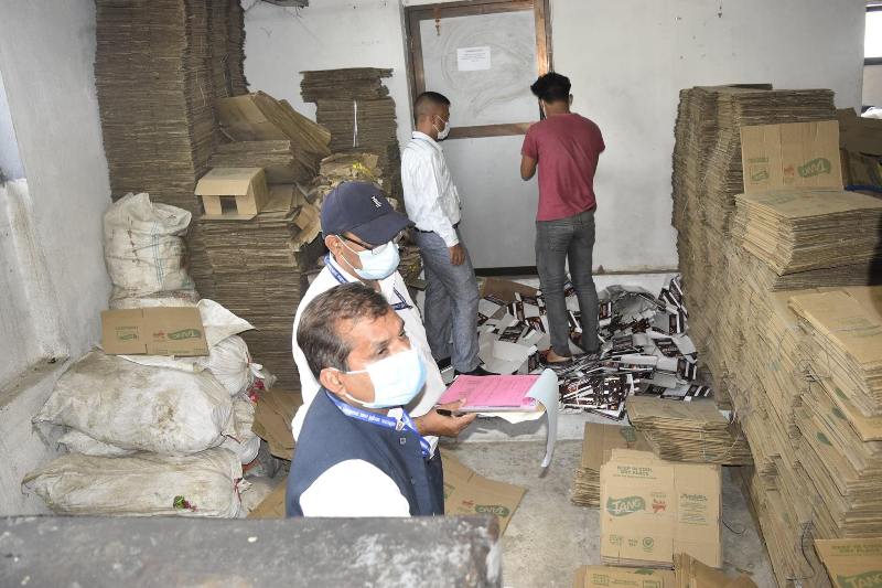 म्याद गुज्रिएका खाद्यवस्तुमा नयाँ स्टिकर राखेर बिक्री गर्ने कम्पनीका ७ जना पक्राउ