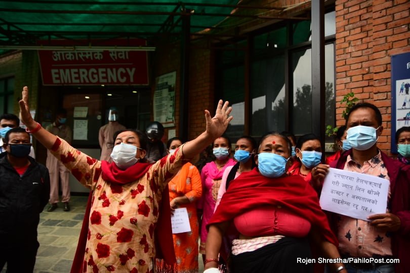 उपचारमा लापर्वाही गरेको भन्दै इवामुरा अस्पताल घेराउ, आन्दोलित भए स्थानीय र विरामीका आफन्त