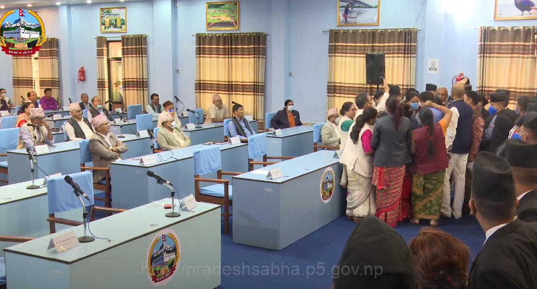 ढलेका कुर्सी : नाराबाजीका बीच प्रदेशसभाको बैठक यसरी चल्दैछ, सभामुख र मन्त्री घेराउमा