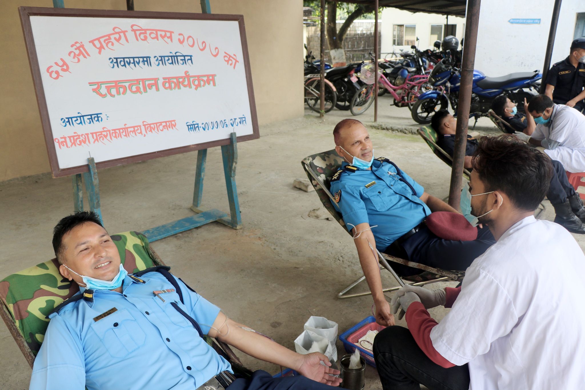 ६५ औँ प्रहरी दिवसमा १ नम्बर प्रदेशका १०१ प्रहरी अधिकृत र जवानहरुले गरे रक्तदान