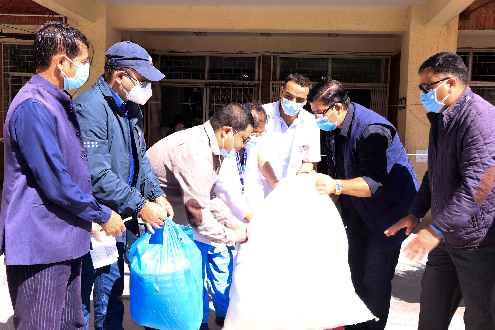 कोभिड-१९ बाट डाक्टरलाई जोगाउन शिक्षण अस्पताललाई तरुण दलको सहयोग