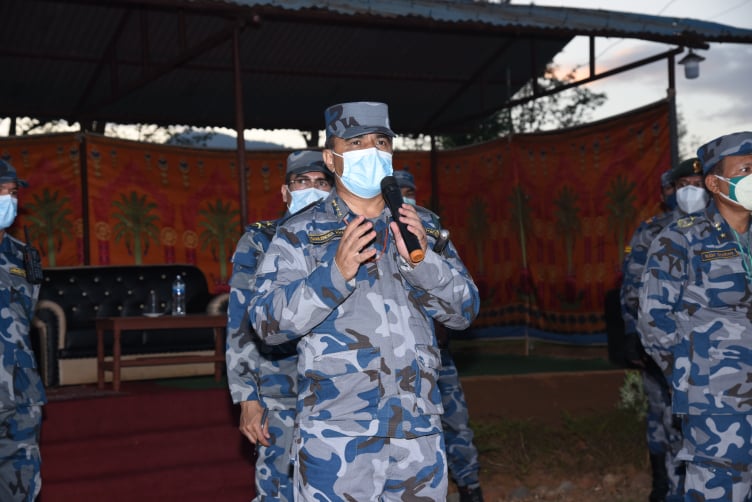 सशस्त्र प्रहरीका महानिरीक्षक खनालले कोभिड १९ सङ्क्रमित प्रहरीलाई भेटेर भने,' नआत्तिनु होला सङ्गठनले सक्दो सहयोग गर्छ'