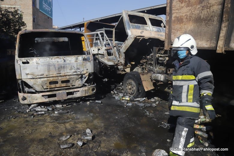 ललितपुरको बालकुमारीमा आगलागी, पार्किङ गरिएका सवारीमा क्षति