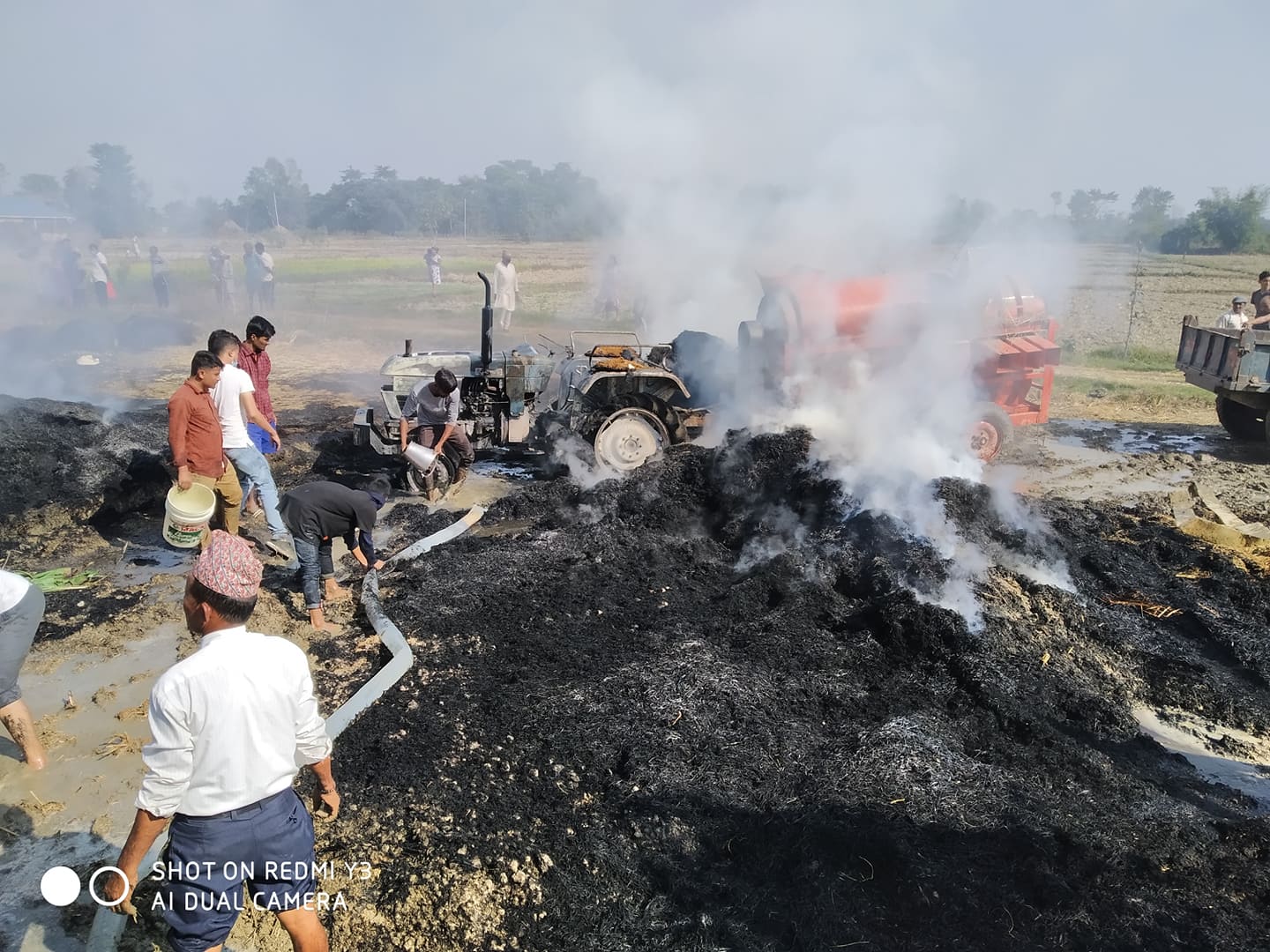 धान दाउनी गर्ने क्रममा आगलागी हुँदा ट्याक्टर र पराल जलेर नष्ट