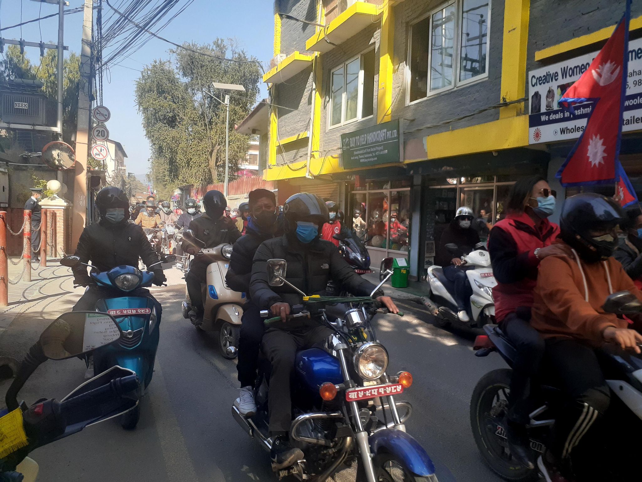 काठमाडौंमा गुन्जियो ‘राजा आउ देश बचाउ’को नारा, राष्ट्रिय झण्डा बोकेर युवाहरु सडकमा