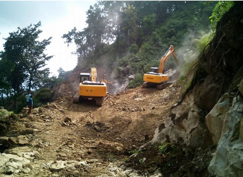 यसरी हुँदैछ 'युद्धस्तर'मा काम, नेपाली कामदार भन्छन्- 'चीन त्यसै बनेको होइन रहेछ'