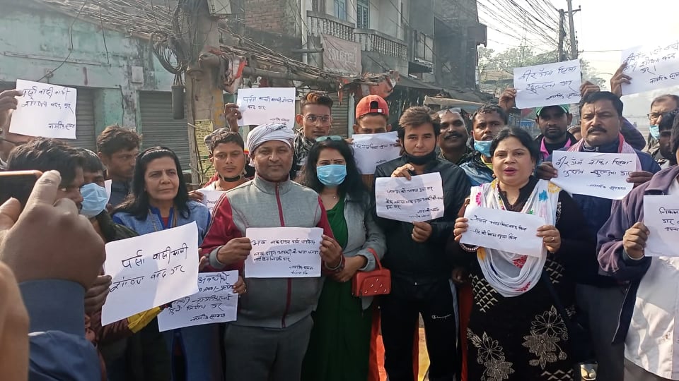 नेपाल–भारत सीमा खुलाउन माग गर्दै वीरगंज नाकामा धर्ना