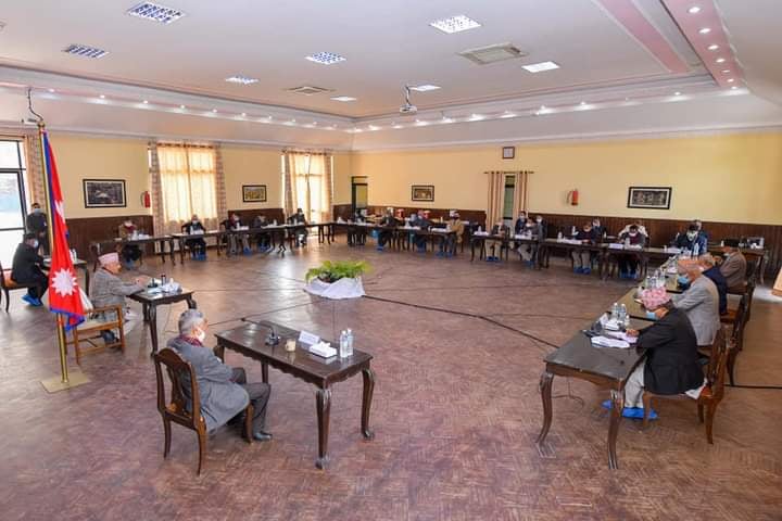 तीन घण्टासम्म चलेको सर्वदलीय छलफलमा प्रधानमन्त्रीले भने : संविधान विरोधी गतिविधि रोक्न एक जुट हौं