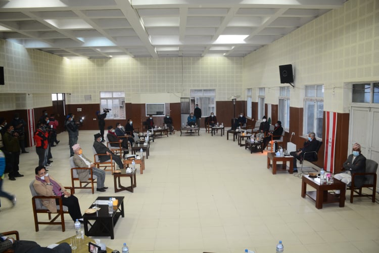 कांग्रेसले बोलाएको सर्वदलीय बैठकः 'माधव नेपाल बीचैमा निस्किए, मीनेन्द्रले फोटो खिच्न सिकाए'