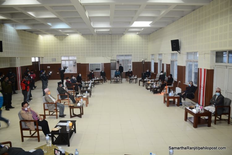 देउवा, प्रचण्ड, माधव र महन्थहरुको उपस्थितिमा सानेपामा सर्वदलीय बैठक सुरु, बाबुराम र कमल थापा अनुपस्थित