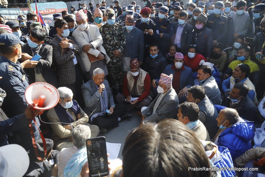 उखु किसानको माझमा दुई मन्त्री