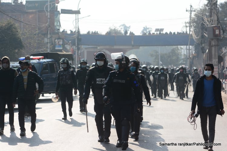 निर्वाचन आयोग बाहिर ठूलो संख्यामा सुरक्षाकर्मी परिचालन