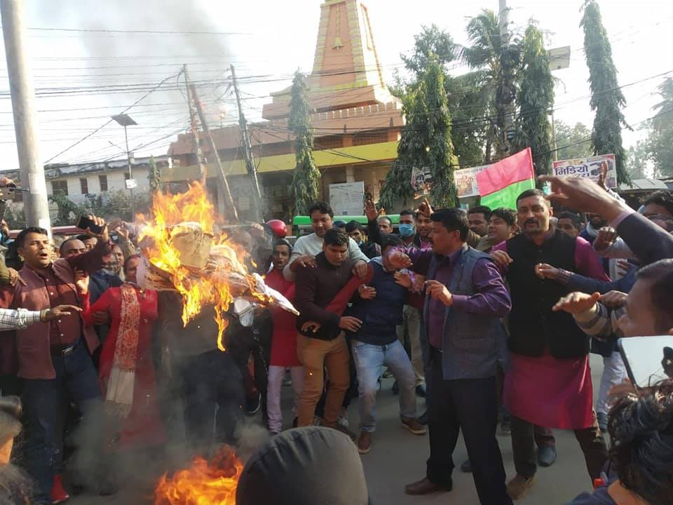 जनकपुरमा पनि जल्यो प्रधानमन्त्री र राष्ट्रपतिको पुतला