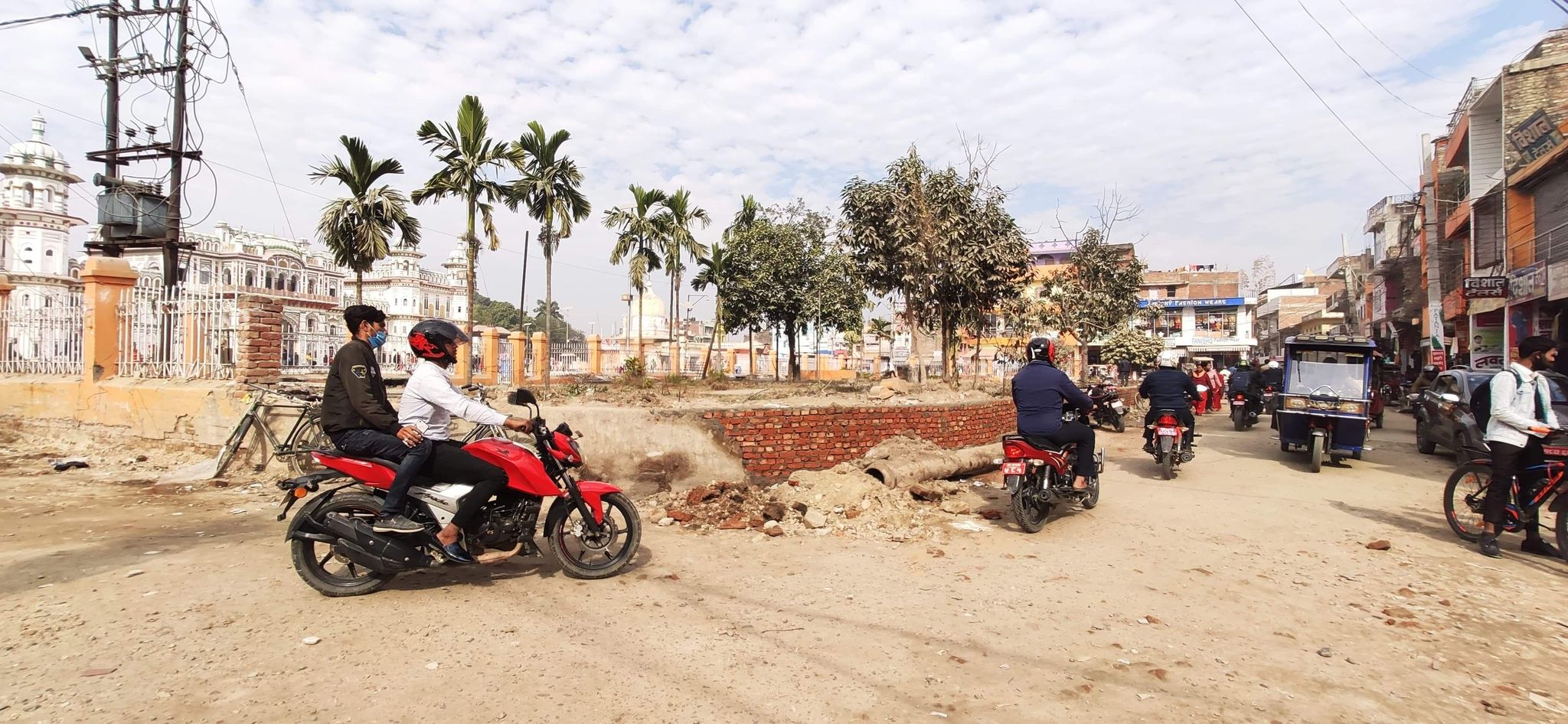 जानकी मन्दिर फुलबारी जग्गा विवाद : अझै भएन अतिक्रमणमुक्त, पुनः सोही स्थानमा पर्खाल खडा गरिँदै