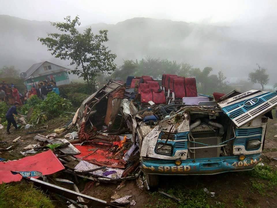 धनकुटामा बस दुर्घटना, पूर्व अर्थ राज्यमन्त्री हरि खेवासहित ८ को मृत्यु