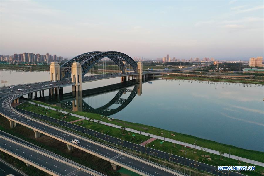 एकै नदीमा बनाइएका यी हुन् तीन फरक शैलीका पुल जसले चीनको विकास रफ्तार बुझ्न सघाउँछ