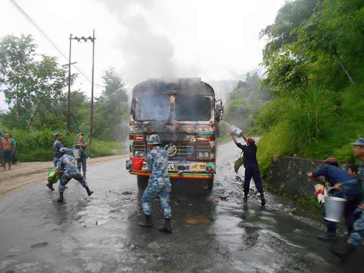 ​तनहुँमा एकाबिहानै ट्रक जलाए, ६ जना पक्राउ