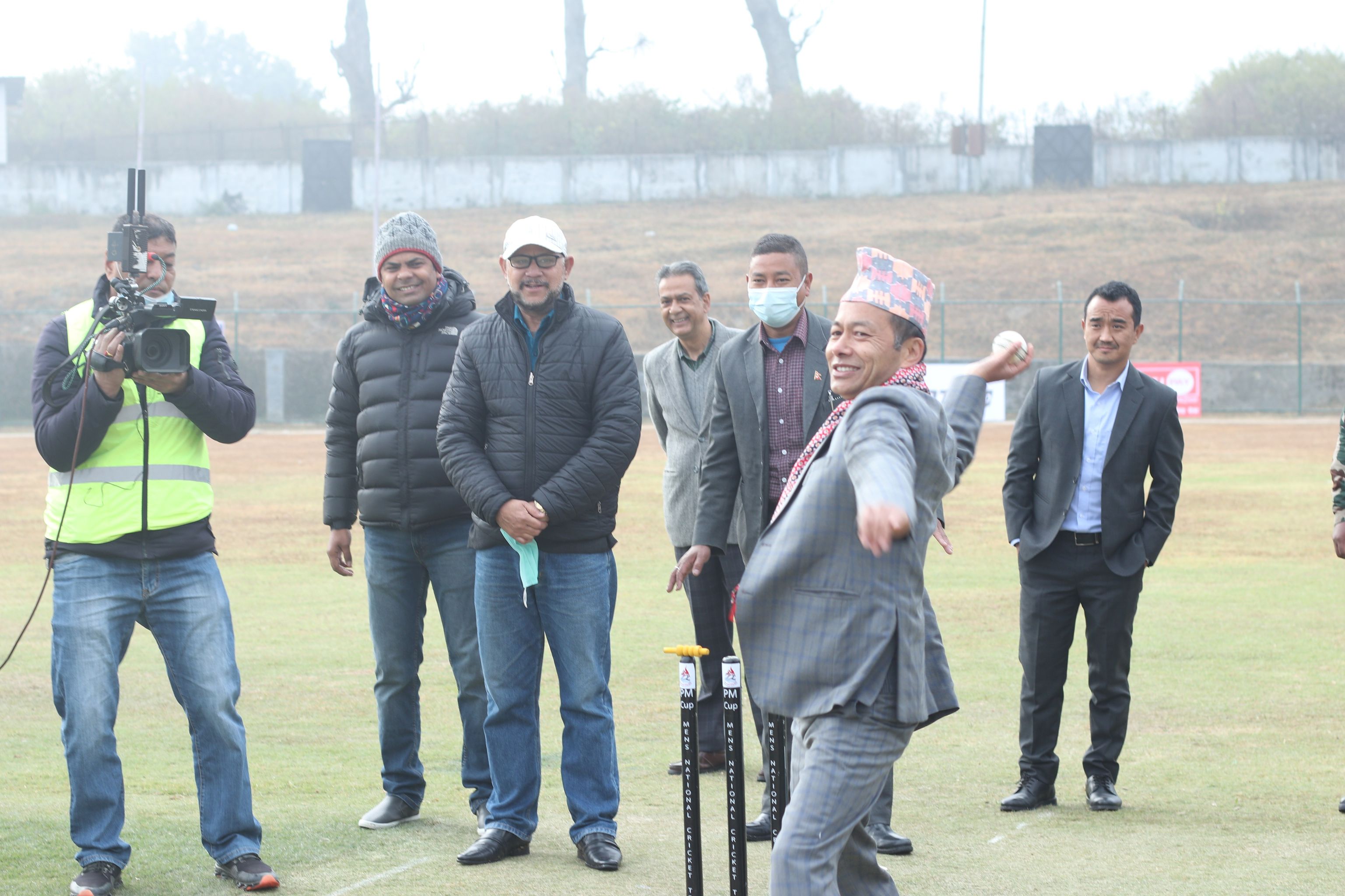 खेलकुदमन्त्री लामाको बलिङ, सदस्य सचिव सिलवालको ब्याटिङ : शुरु भयो प्रधानमन्त्री राष्ट्रिय क्रिकेट कप