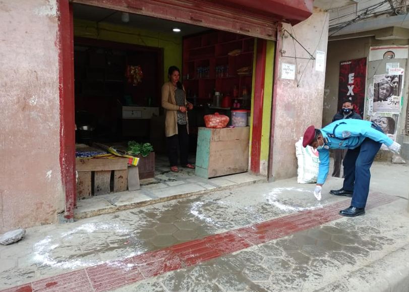 कीर्तिपुरमा डिएसपीले सिकाए सामान किन्दा कसरी सामाजिक दुरी कायम राख्ने