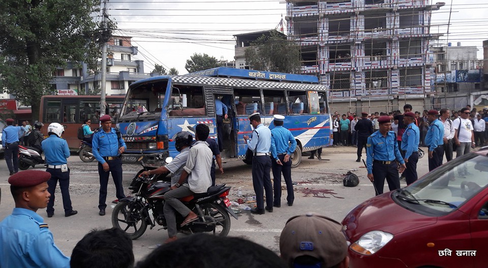 काठमाडौँको बसुन्धरामा बस दुर्घटना, एकको मृत्यु, १० घाइते, चालक फरार