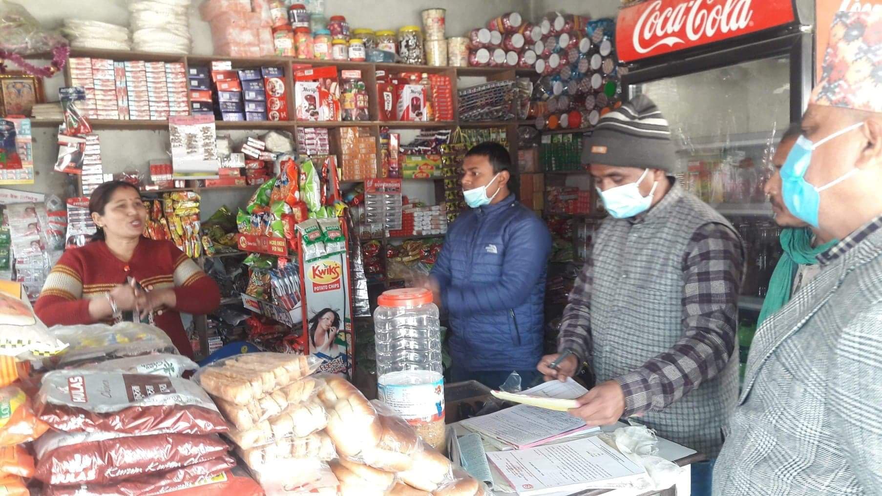 ठोरी बजार क्षेत्रमा प्रशासनको अनुगमन, चार पसल परे कारबाहीमा