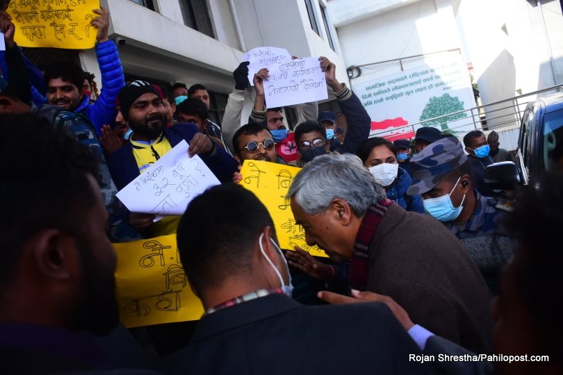 पार्टी कार्यालयमा पुग्दा देउवाविरुद्ध चर्का नारा : पार्टीको विधान नचिन्नेले संविधान चिन्दैन