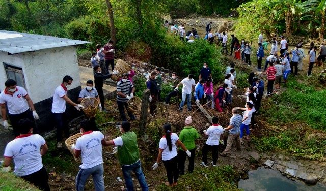 पोखरालाई धमाधम सफा बनाइँदै