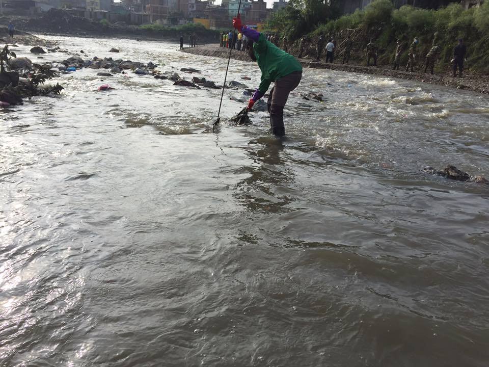 कोजाग्रत पूर्णिमामा पनि रोकिएन बागमती सफाइ, फोहर गर्नेबाट उठाइयो डेढ लाख जरिवाना 