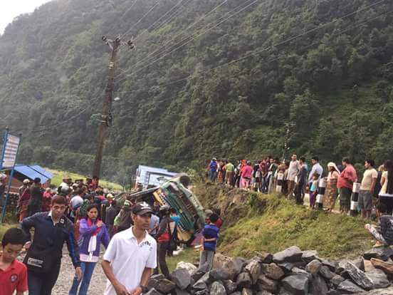 पोखरामा बस दुर्घटना : एक बालकसहित दुईको मृत्यु, २३ घाइते