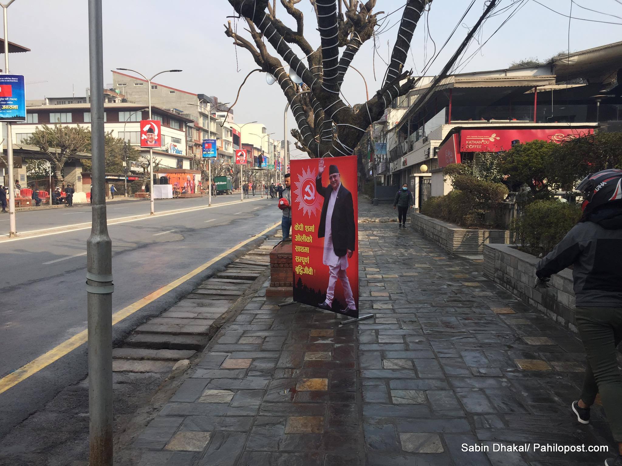 ओली पक्षले धोयो दरबारमार्गको सडक, यातायात छिर्न निषेध हुँदा बक्लियो सवारी चाप