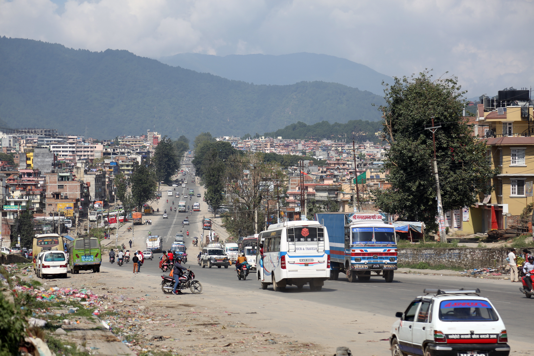 चार फोटोमा हेर्नुस् सुनसान राजधानीमा बाक्लिँदो सबारी