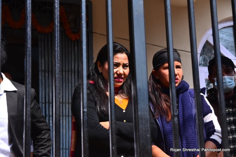 रामकुमारी झाँक्रीलाई नियन्त्रणमा लिन घरबाहिर प्रहरी, नियन्त्रणको विरोधमा नाराजुलुस