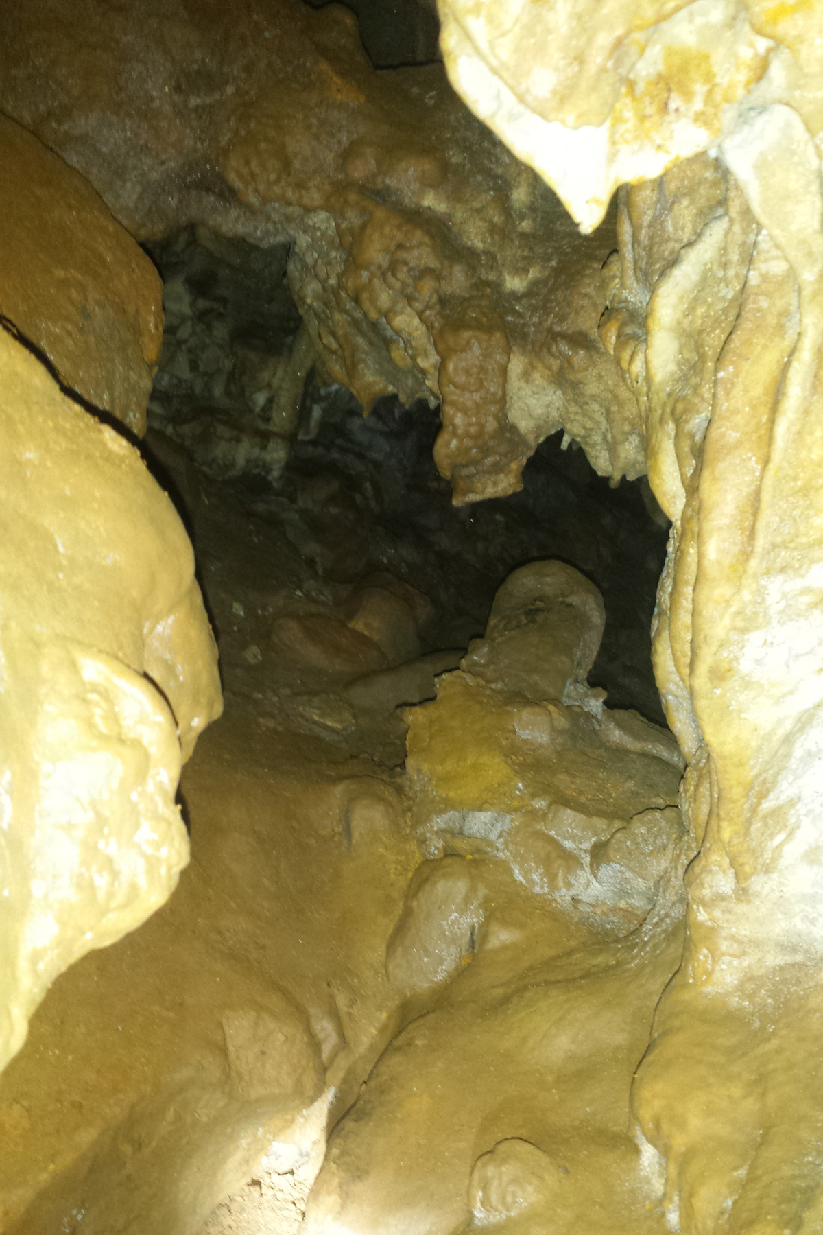 पर्वतको चुवामा फेला पर्‍यो तीन सय मिटरको गुफा, भित्र देखिन्छ देवीदेवताको आकृति