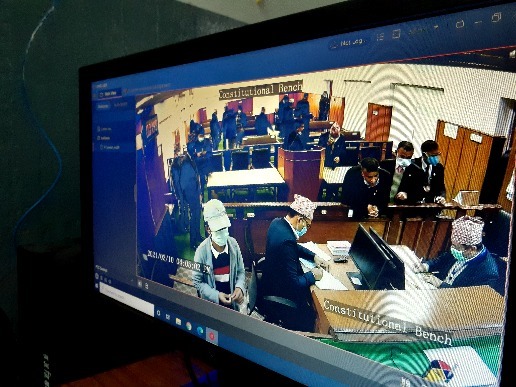 ओली पक्षका वकिलको एउटै तर्क आएको न्यायाधीशको गुनासोपछि प्रधानमन्त्रीका निजी वकिलले नाम लेखाएर हिँडे, भोलि १ घण्टाभित्र बहस सक्ने 