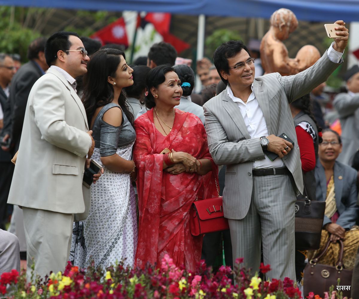 फोटोमा हेर्नुस् गणतन्त्र दिवसमा राष्ट्रपति भवनमा कलाकारको सेल्फिदेखि नेताको मुस्कानसम्म