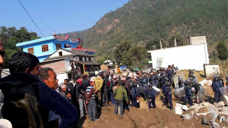 बूढीगण्डकी आयोजना कार्यालयमा झडप : प्रहरीले हान्यो २० राउन्ड अश्रुग्यास, स्थानीयवासी घाइते