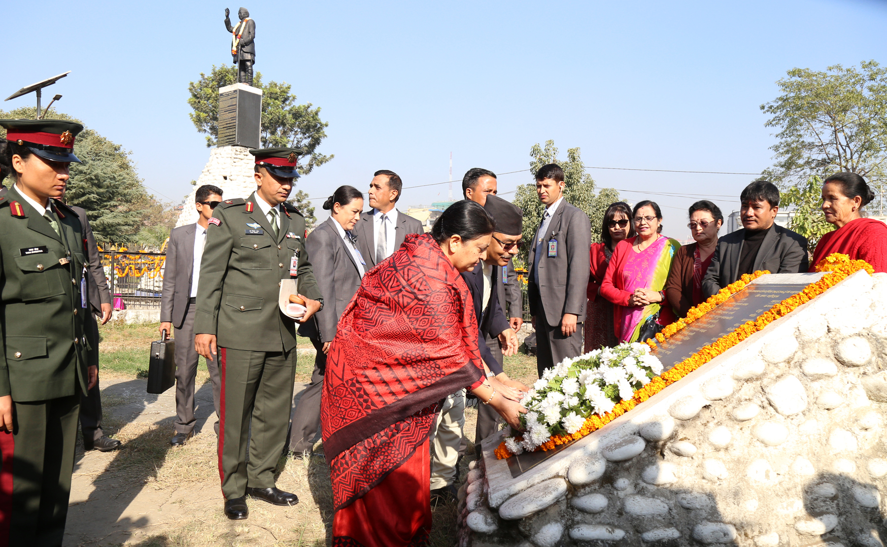 गणेशमान सिंहको शालिकमा माल्यार्पण